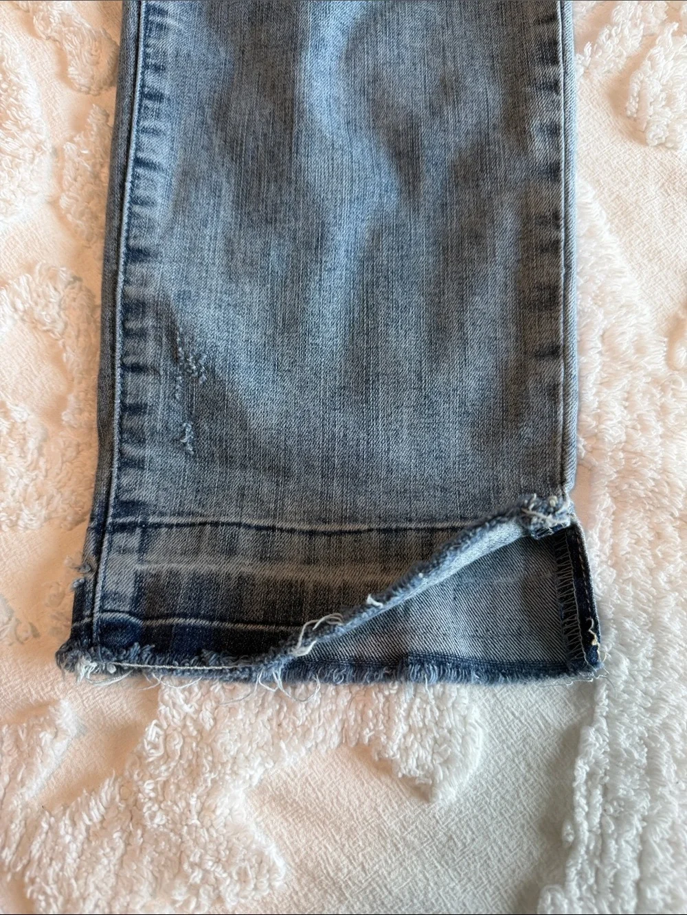 Wit & Wisdom Light Blue Distressed Capri Jeans. Elastic Waist. Size 14.